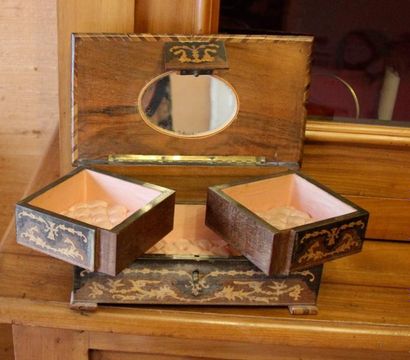 Coffret à bijoux en marqueterie de bois (isolé)...