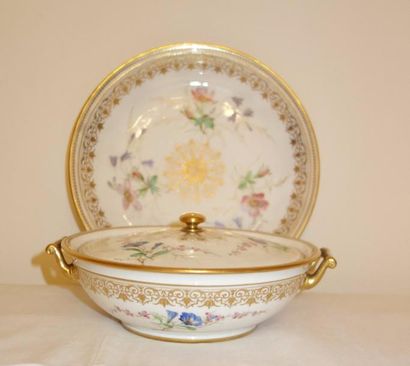 SEVRES
Ecuelle ronde couverte et son plateau...