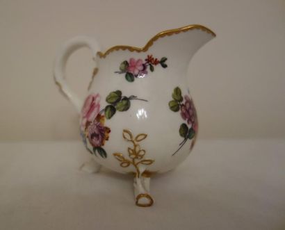 SEVRES

Pot à lait à trois pieds en porcelaine...