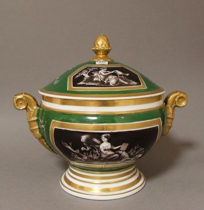 Paris
Pot à oille rond couvert en porcelaine...