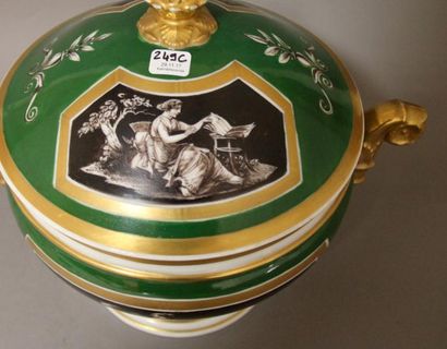 Paris
Pot à oille rond couvert en porcelaine...