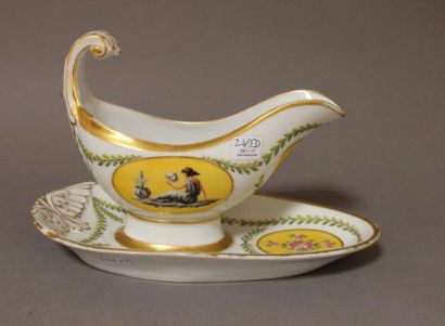 PARIS
saucière à décor polychrome de femme...