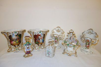 Paris
Lot de porcelaine comprenant une paire...