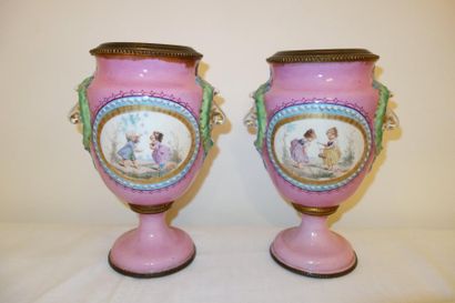 Paire de vases à anses sur piédouche en porcelaine...