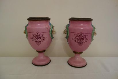 Paire de vases à anses sur piédouche en porcelaine...