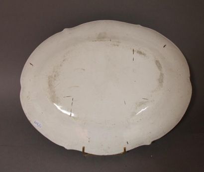 EST
Plat ovale en faïence à décor en camaïeu...