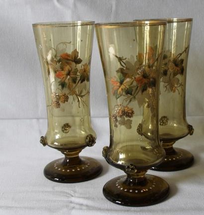 Ensemble en verre fumé à décor de pastilles...