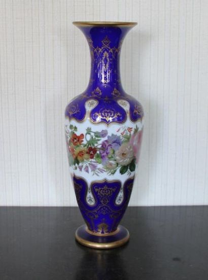 Vase en overlay à décor polychrome sur fond...