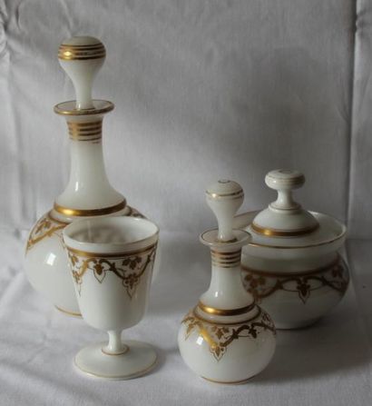 Nécessaire de toilette ne opaline blanche...