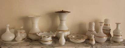 Lot d'opalines blanches et dorées dont verres...