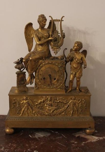 Pendule en bronze doré à décor de femme jouant...