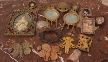 Ensemble de petits cadres et motifs en bronze...