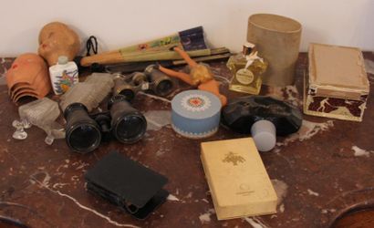 Lot : jumelles, flacon à parfum, éventail,...