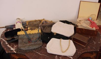 Lot de sacs en perlé, dentelle, épingles...