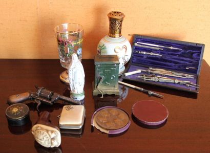 Lot de bibelots : compas, verre, lampe berger,...