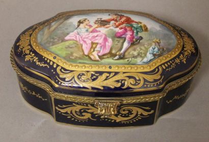 Bonbonnière en porcelaine polychrome et dorée...
