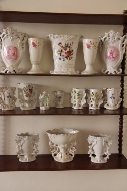 Lot de vases d'église en porcelaine blanche...