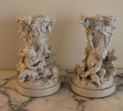 Paire de vases en céramique blanche à décor...