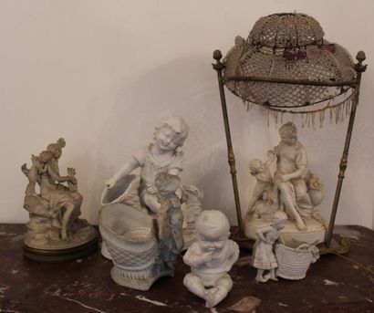 Six statuettes en biscuit dont une montée...