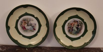 Paire d 'assiettes en porcelaine polychrome...