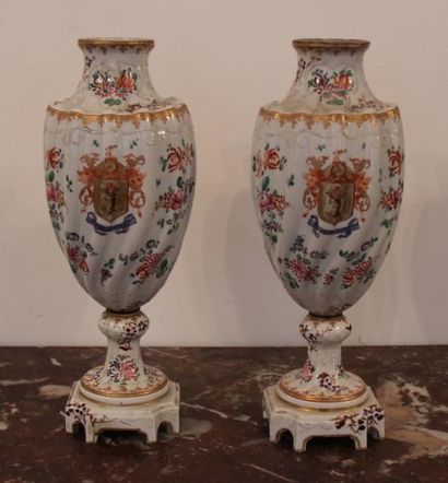 Compagnie des Indes paire de vases (accidents)

H...