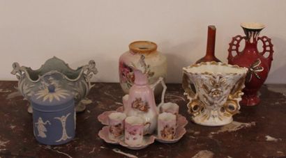 Ensemble en porcelaine : boite en Wedgwood,...