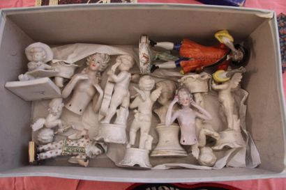 Lot de statuettes en porcelaine blanche et...