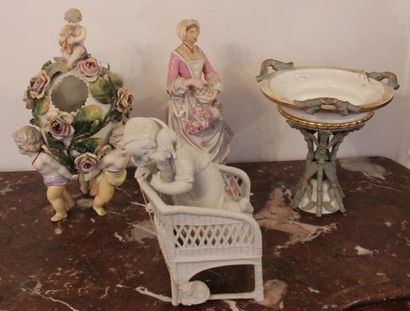 Vase en forme d'œuf en céramique à décor...