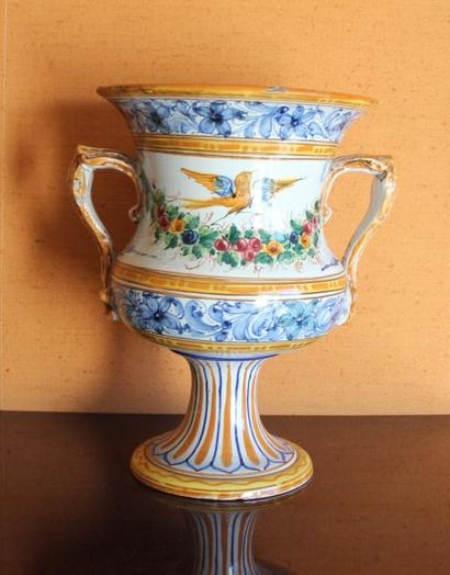 Vase sur piédouche à deux anses en faïence

H...