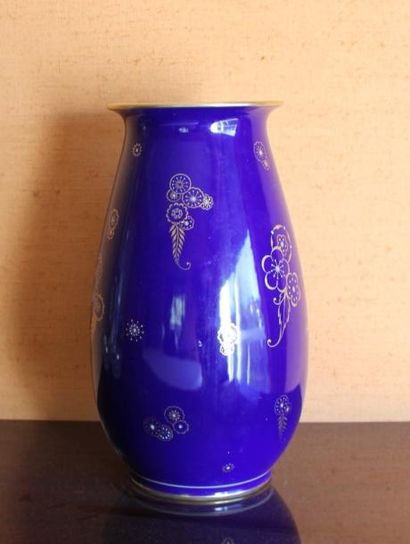 Vase en porcelaine bleue à décor doré de...