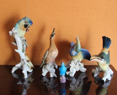 Quatre sculptures en porcelaine polychrome...