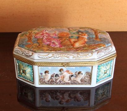 Boite en porcelaine polychrome dans le goût...