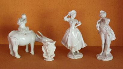 Lot de statuettes en porcelaine blanche