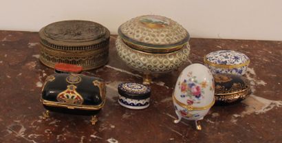Neuf boites en porcelaine et métal