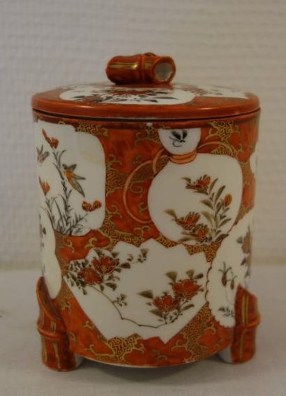 Pot couvert tripode en porcelaine à décor...