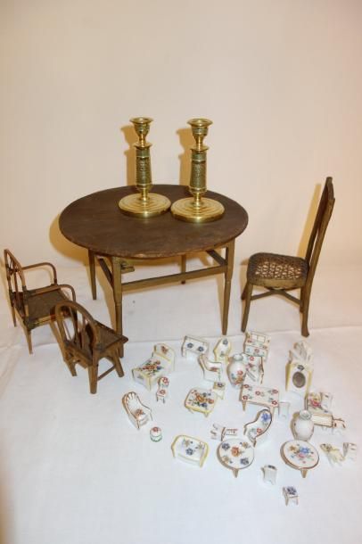 Mobilier de poupée dépareillé en bois et...