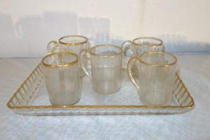 Cinq verres à anses et un plateau en verre...