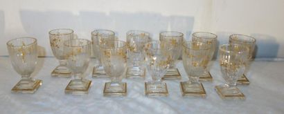 Douze verres à liqueur sur pied en verre...