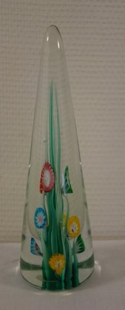 Pointe en cristal ornée à l'intérieur de...