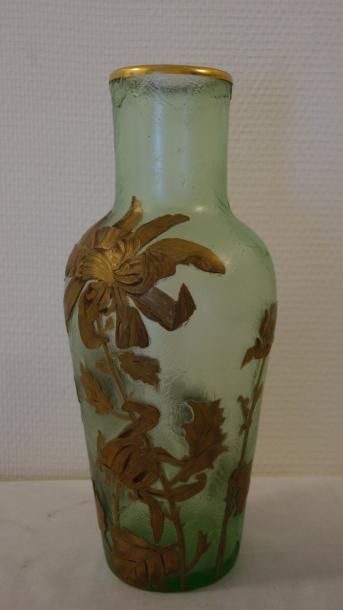 Vase en verre gravé de fleurs dorées en relief...