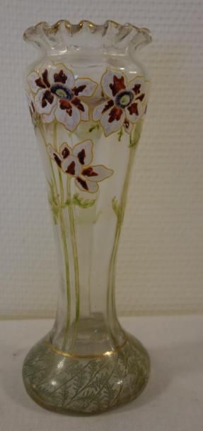 Vase en verre à décor émaillé de fleurs,...