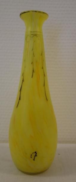 Vase en verre jaune strié orange, signé Leg

H...