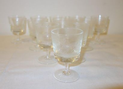 Onze verres sur pied en verre gravé de b...