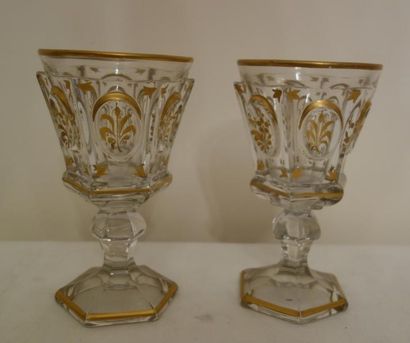 Paire de verres sur pieds en verre, bordure...
