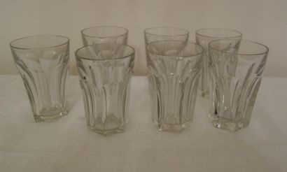 BACCARAT

Sept verres à liqueur en cristal...