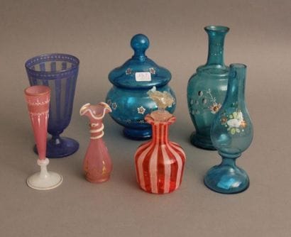 Lot de 7 petits vases en verre et opaline...