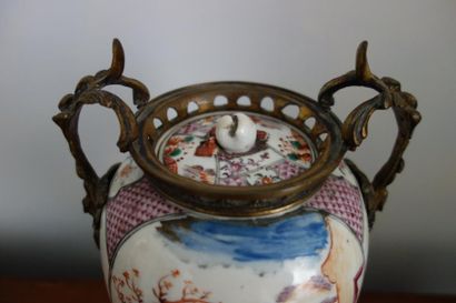 Vase en porcelaine polychrome à décor de...