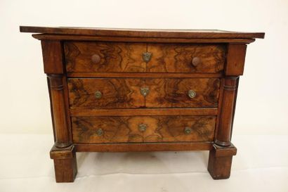 Commode de poupée en noyer et placage de...