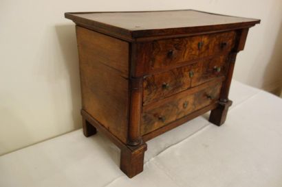 Commode de poupée en noyer et placage de...