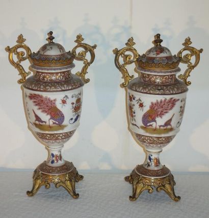 Paire de vases couverts en porcelaine polychrome...